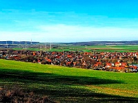 Blick auf den Bad Harzburger Ortsteil Harlingerode im Sonnenglanz. Im Hintergrund Salzgitter und der Harly..
